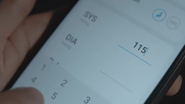 Cep telefonu ekranında kişisel sağlık izleme uygulaması, kişisel veri SYS, DIA, nabız ile bilgi alanlarının tamamlanması