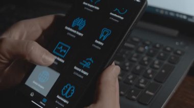 Farklı uzmanlık alanı cerrahi prosedürleri olan akıllı telefon uygulaması. Tıp fakültesindeki öğrenciler için adım adım prosedürler