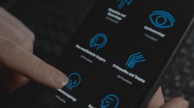 Çeşitli tıbbi özellikleri ve ilgili prosedürleri listeleyen mobil uygulama arayüzü.