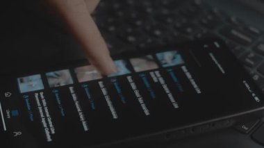 Acil tıp prosedürleri için simülasyon modülleri kütüphanesini gösteren akıllı telefon uygulaması.