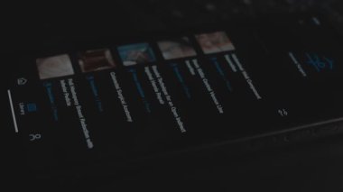 Bir akıllı telefon eğitim başvurusu içinde tıbbi ve cerrahi simülasyonlar kütüphanesi.