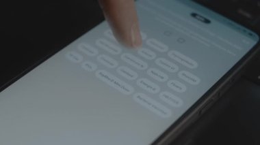 Akıllı telefon ekranında gösterilen aşıların adı.