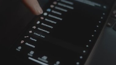 Hızlı tıbbi yanıtlar ve araçlar sağlayan bir akıllı telefon uygulaması kullanılıyor.
