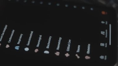 Gelecekteki doktorlar için cep telefonundan yardım başvurusu.