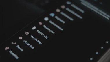 Sağlık uzmanları için çeşitli klinik araçlar sunan mobil uygulama arayüzü.