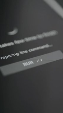 Satır komut metni hazırlanıyor, parmak işaretli düğmeye basıyor, sistem onarımı.