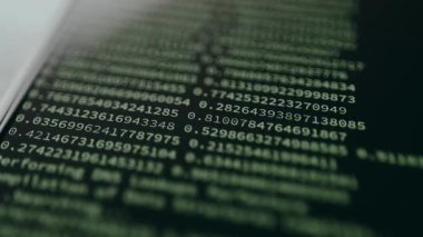 Komut satırı arayüzü ve akıcı alfanumerik semboller, etik hack kavramı.