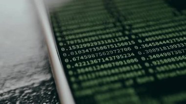 Güvenlik konsolu komut ve akıcı alfanumerik semboller, etik hack kavramı.