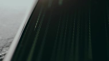 Düşen yeşil parlayan semboller, Matrix tarzı dijital yağmur efekti.