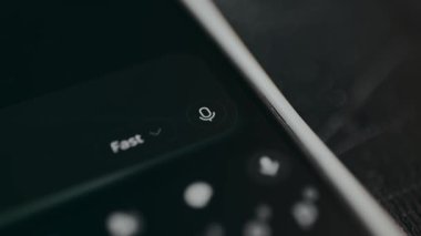 Kullanıcı, sesli mesaj göndermek için mikrofon simgesine tıklıyor.