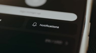 Kullanıcı bir çan simgesi ile bildirim seçeneğini işaretler.