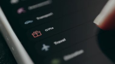 Kullanıcı, bir mali izleme uygulamasından harcamaların kategorilerini kaydırır.