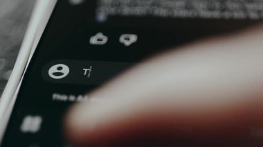 Yapay zeka asistanı ile sohbet etmek için metin giriş alanı.