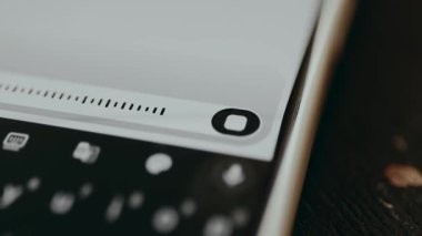 Kişi mikrofon simgesini tıklatır, sesli mesaja aktarır.