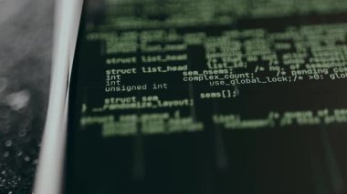 Dijital ekranda yeşil kaynak kodu, Matrix estetiği.