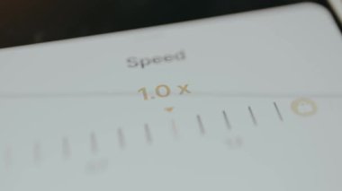 Çalma hızını ayarlayan parmak, sesi yavaşlatmak veya hızlandırmak için özellik.