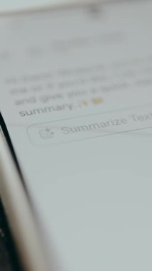 Kişi, AI üretken aracının arayüzü içinde Metni Özetle seçeneğini seçer.