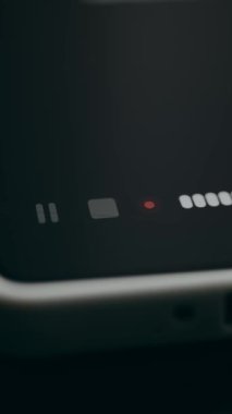 Kayıt devam ediyor, çalma denetimleri içeren uygulama arayüzü ve kırmızı kayıt göstergesi.