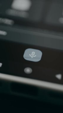 Parmak, mikrofon simgesine, sanal asistan arayüzünde metin işlevine tıklıyor.