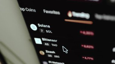 Kripto para birimlerinin trend listesini gösteren pazar izleme arayüzü.