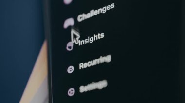 Bir mobil uygulamadan fonksiyonel kategorilere menü arayüzü, kullanıcı Insight kategorisini seçer.