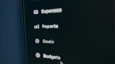 Bir finansal mobil uygulamadan kullanıcı arayüzü menüsü, kullanıcı Raporlar kategorisini seçer.