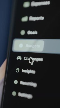 Finansal uygulamadan menü yan çubuğu, kullanıcı Zorluklar kategorisini seçer.