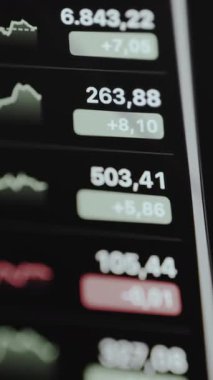 Piyasa endekslerini gösteren finans borsası.