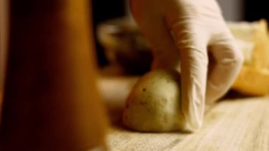 Ahşap bir kesme tahtasındaki karpuz turpunu dilimleme görüntüsünü kapat..