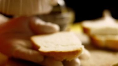 Mantar ezmeli sandviçi hazırlıyorum..