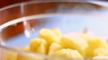 Haşlanmış patates küplerini tuzla tatlandırıyorum..