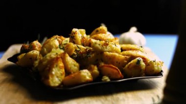 Sarımsak ve otlarla doldurulmuş kızarmış patates..