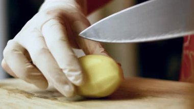 Soyulmuş patatesler mutfak ortamında dilimleniyor..