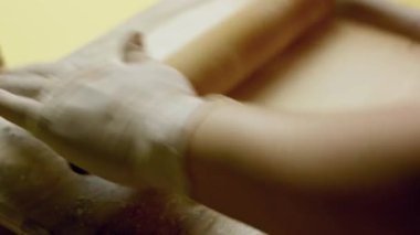 Tahta merdane, kabarık bir hamur işini düzleştirmek için kullanılıyor..