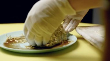 Sığır filetosunu hardalla kaplayıp kabarık hamur işi yaprağına yerleştiriyorum..