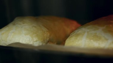 Wellington bifteği fırında pişiriyor..