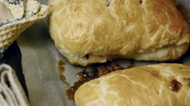 Wellington bifteği pişirme tepsisinin üzerinde yatıyor..