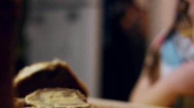 Gülümseyen küçük kız Wellington bifteğinin tadına bakıyor..