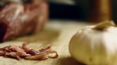 Tahta kesme tahtasındaki çiğ etten gümüş deri kesimi. Yakın çekim..