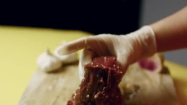 Biftek filetosunu mevsimlere karabiberle çeviriyor..