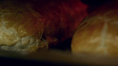 Fırından fırında pişmiş et Wellington çıkarılıyor..