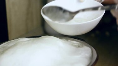 Mutfak ortamında bir kaşıkla köpük çıkartılır..