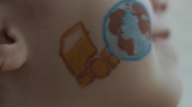 Dünya çapındaki nakliye kamyonunun makro görüntüsü boyama, kargo ve nakliye konsepti.