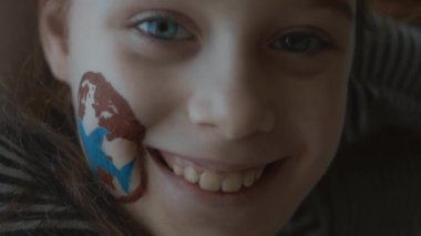 Uluslararası hava taşımacılığı sembolü olan kız kameraya gülümsüyor..