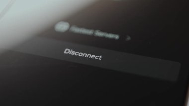 Kullanıcı bir VPN uygulamasının kullanıcı arayüzü içinde etiketli bağlantıyı kesme seçeneğini seçer.