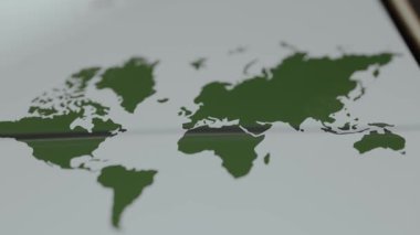 Dijital bir aygıtta minimalist bir dünya haritası görüntüler.