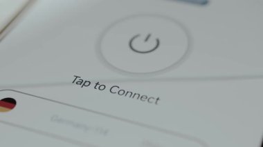 Kullanıcı uzak bir sunucuya bağlantı sürecini başlatmak için düğmeye tıklıyor, internet trafiğini güvence altına almak ve IP adreslerini maskelemek için VPN uygulaması.