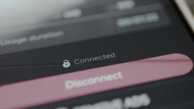 Kullanıcı arayüzü ekranı bir VPN sunucusuna güvenli bağlantı durumunu ve bir ağ hız izleme arayüzünü gösterir.