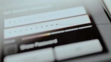 Yeni bir parola, parola güç göstergesi ayarlanıyor ve doğrulanıyor.