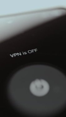 Durum VPN kapalı, parmak bir VPN 'ye bağlanmak için Başlat düğmesine tıklıyor, durum Bağlanıyor.